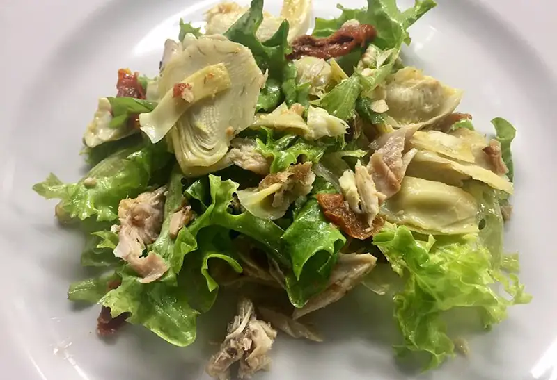 salada com alcachofra